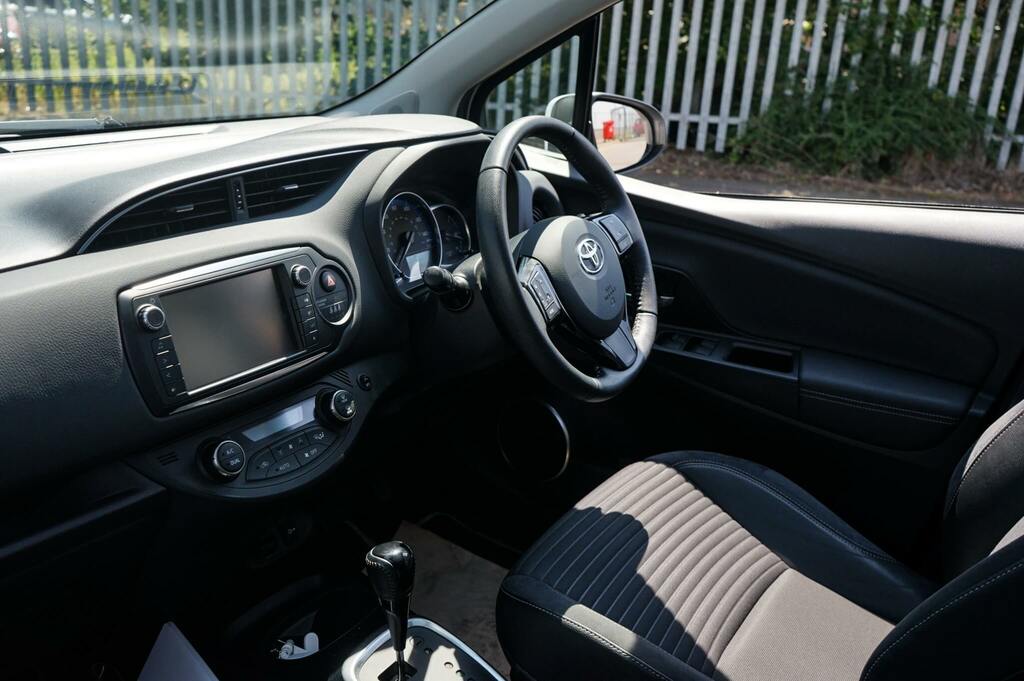 Toyota Yaris 1.5 Hybrid Excel Tss Cvt White #2