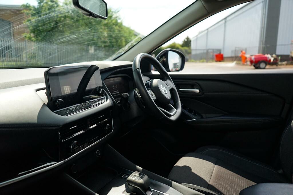 Nissan Qashqai 1.3 Dig-t Mh 158 N-connecta Xtronic Black #2