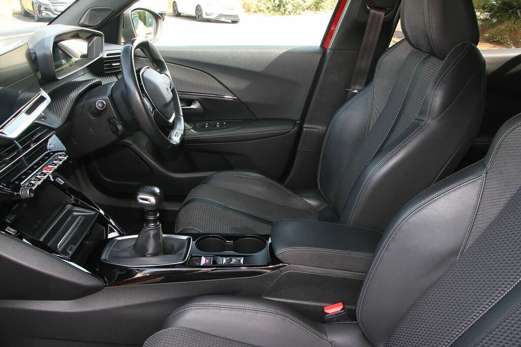 Peugeot 2008 1.2 Puretech 130 Gt Line Red #6