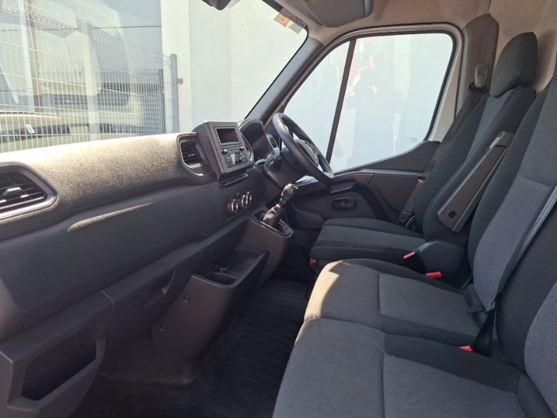 Renault Master Lm35 Blue Dci 135 Advance Medium Roof Van SC23LPA White #4