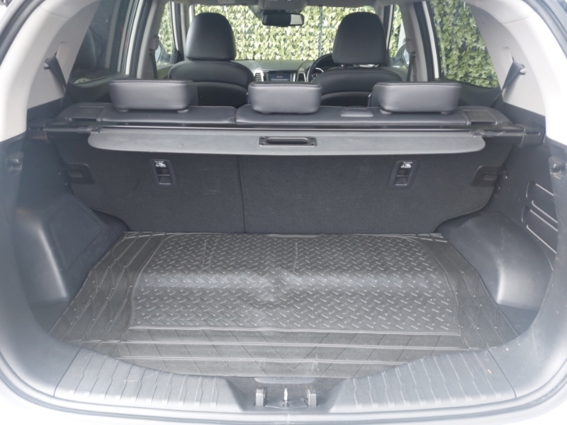 SsangYong Tivoli Hatchback Red #18