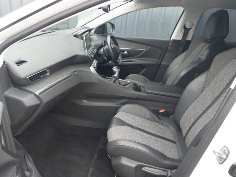Peugeot 3008 1.2 Puretech Allure SE17YTK White #5