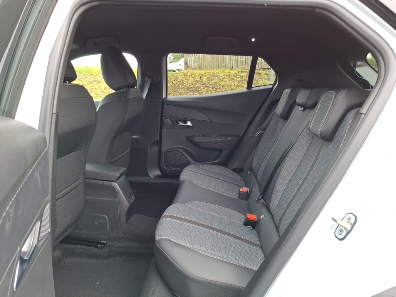 Peugeot 2008 1.2 Puretech Allure White #6