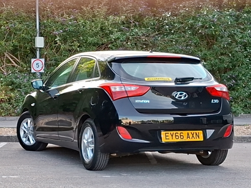 Hyundai I30 1.6 Crdi Blue Drive Se Black #2