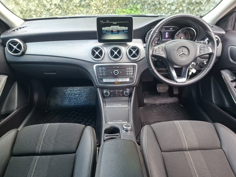 Mercedes-Benz GLA Class Gla 180 Urban Edition Silver #3