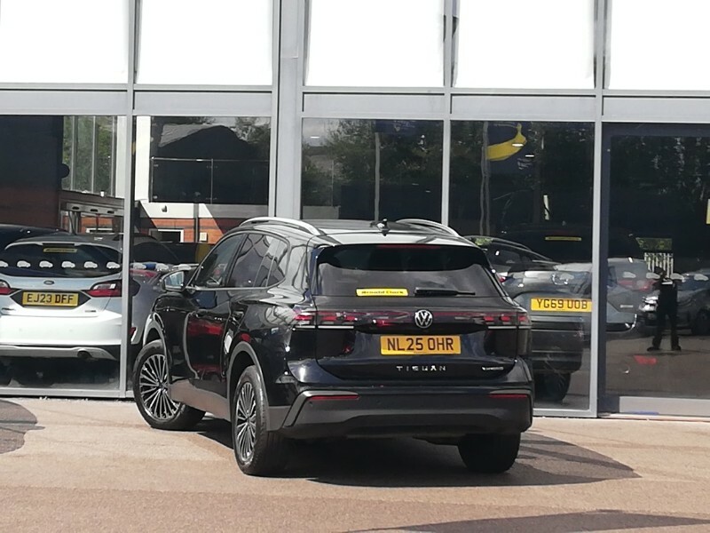 Volkswagen Tiguan R-line Black #1