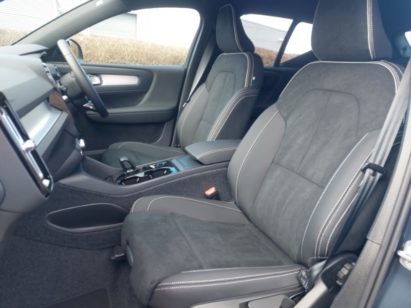 Volvo XC40 2.0 B3p Plus Pro Black Edition Blue #5