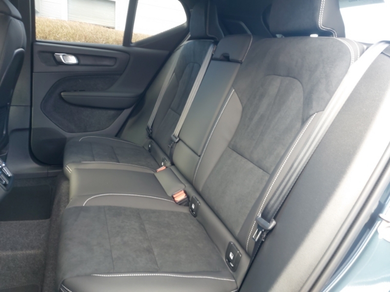 Volvo XC40 2.0 B3p Plus Pro Black Edition Blue #6