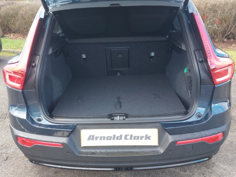 Volvo XC40 B4 P Black Edition Ultra Black #8