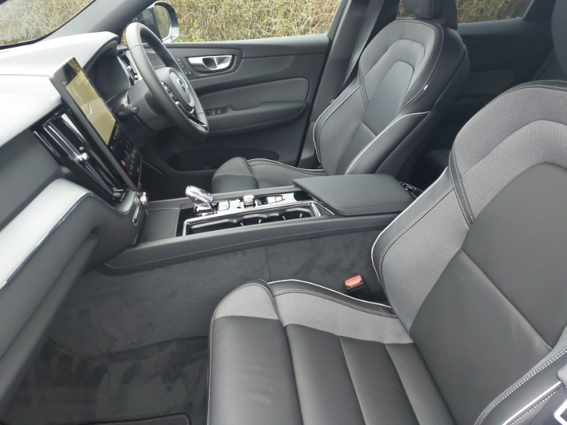 Volvo XC60 2.0 B5p Plus Black Edition Awd Geartronic Black #5