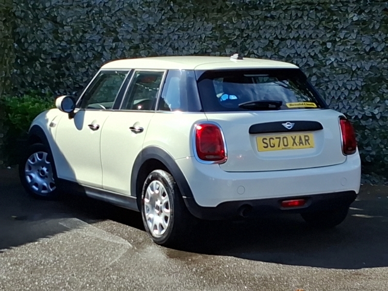Mini Hatch 1.5 One Classic II Comfortnav Pack White #2