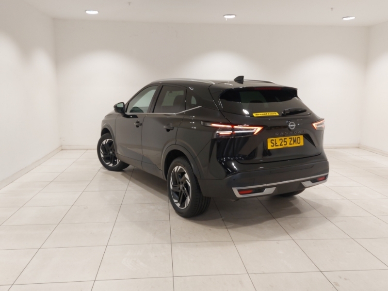 Nissan Qashqai 1.3 Dig-t Mh 158 N-connecta Glass Rf Xtronic Black #2