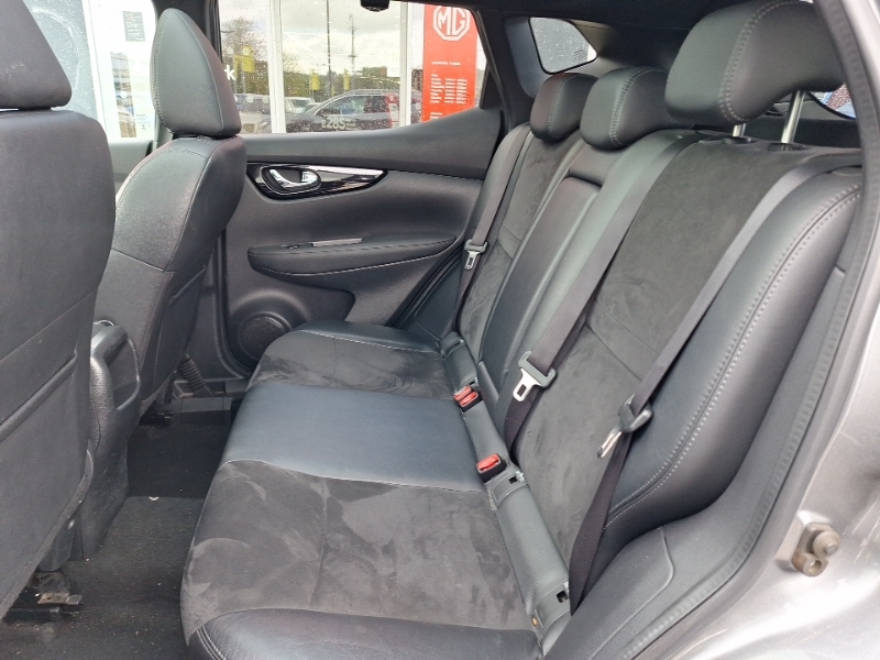 Nissan Qashqai Hatchback Black #6