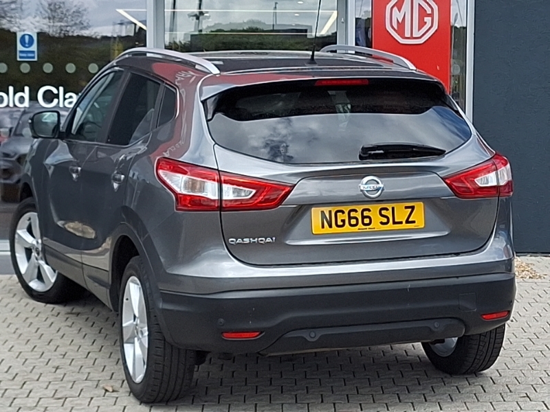 Nissan Qashqai Hatchback Black #2