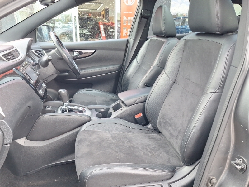 Nissan Qashqai Hatchback Black #5