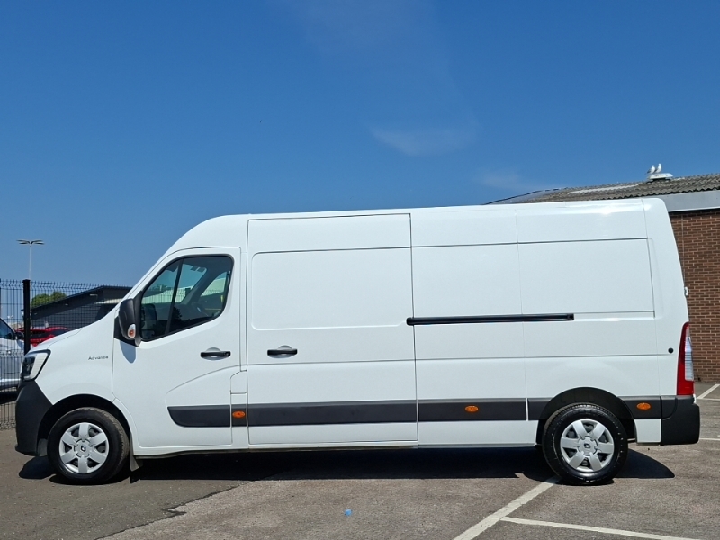 Renault Master Lm35 Blue Dci 135 Advance Medium Roof Van White #4