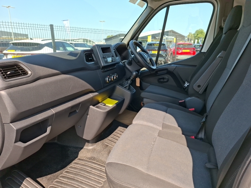 Renault Master Lm35 Blue Dci 135 Advance Medium Roof Van White #5