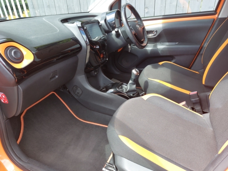 Toyota Aygo 1.0 Vvt-i X-cite 6 Orange #4