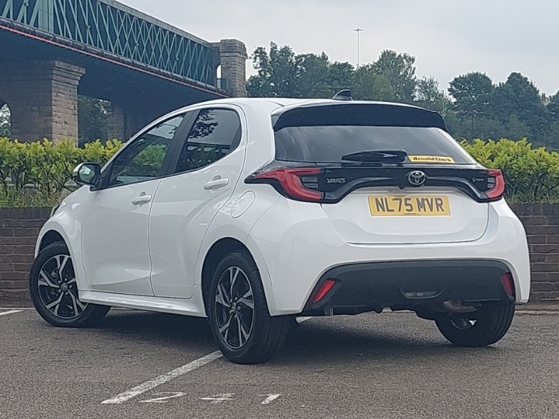Toyota Yaris 1.5 Hybrid Design Cvt NL75MVR White #2