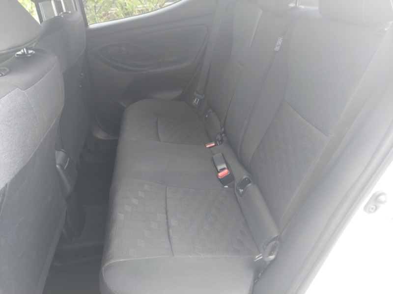Toyota Yaris 1.5 Hybrid Design Cvt NL75MVR White #6