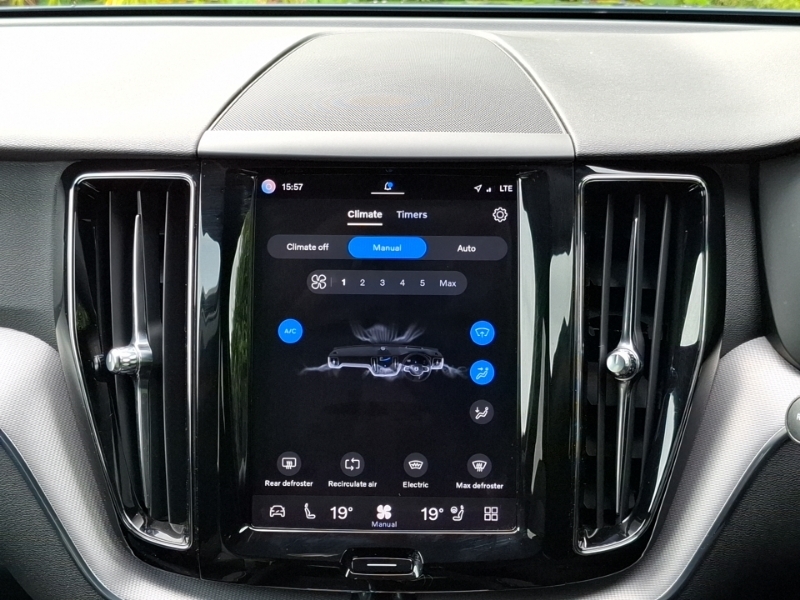 Volvo XC60 Xc60 R-design B5 Mhev Awd White #16