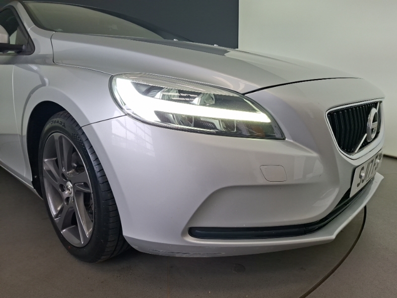 Volvo V40 Volvo Hatchback D2 120 R Design Nav Red #20