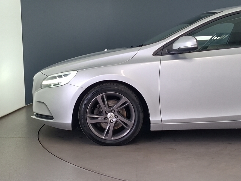 Volvo V40 Volvo Hatchback D2 120 R Design Nav Red #19