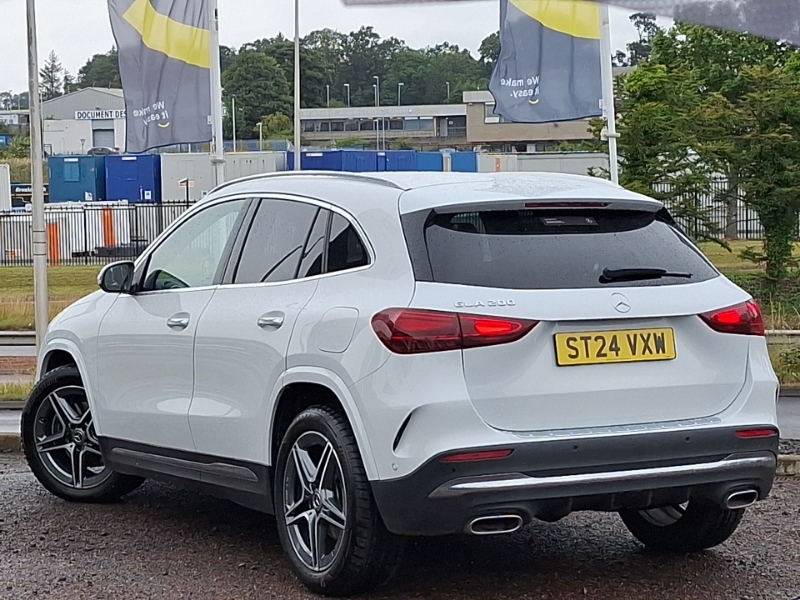 Mercedes-Benz GLA Class Gla 200 Amg Line Executive White #2