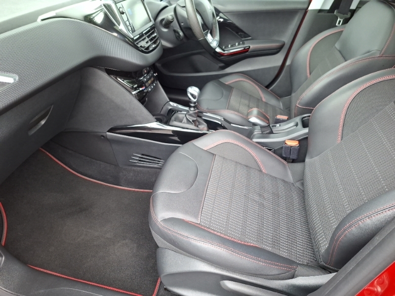 Peugeot 2008 1.2 Puretech 130 Gt Line Red #5