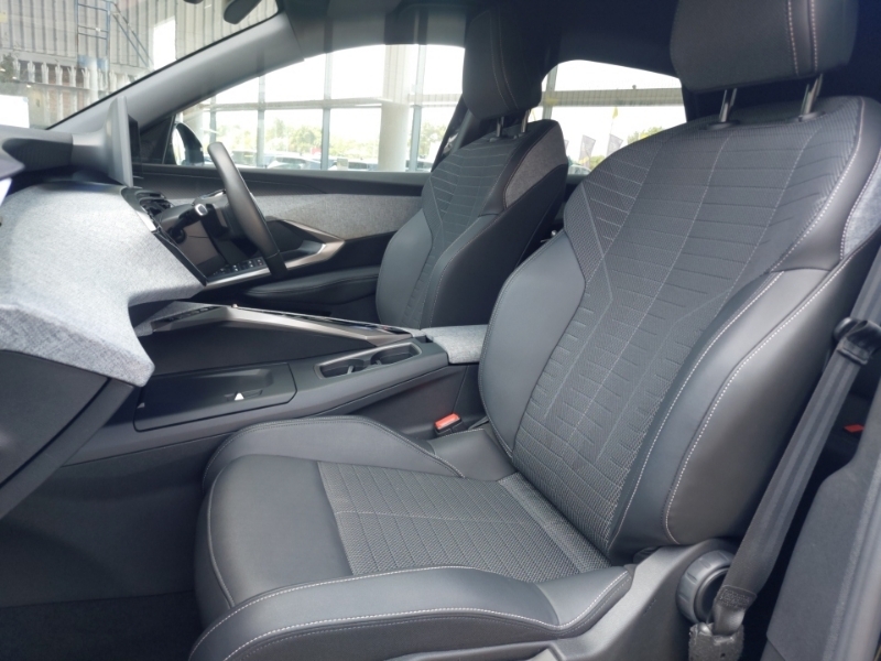 Peugeot 3008 157Kw Allure 73Kwh Black #4