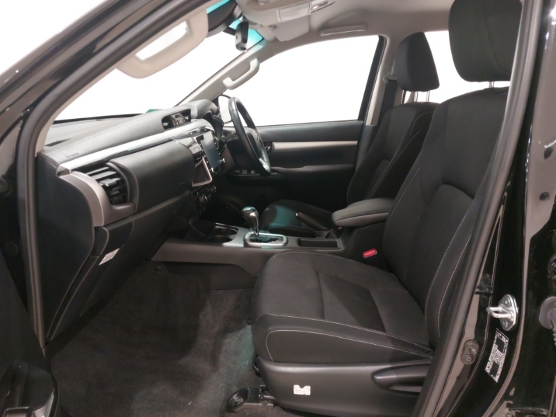 Toyota HILUX Invincible Dcab Pick Up 2.8 D-4d Black #5