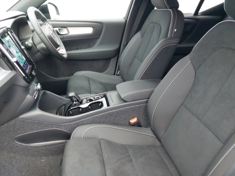 Volvo XC40 2.0 B3p Plus Black Edition SK75XPP Blue #5