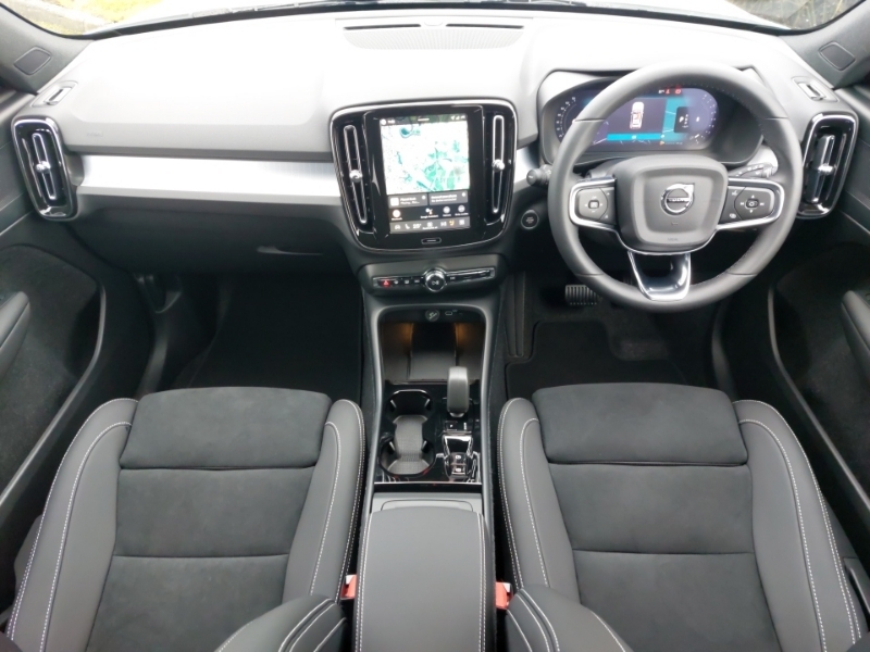 Volvo XC40 2.0 B3p Plus Black Edition SK75YGW White #3