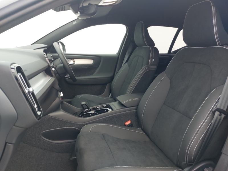 Volvo XC40 2.0 B3p Plus Black Edition SK75YGW White #5