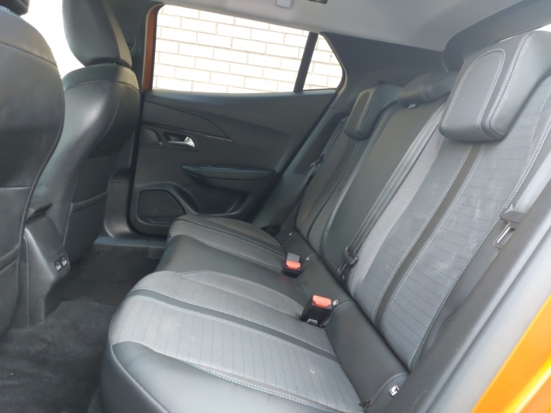 Peugeot e-2008 100Kw Allure Premium 50Kwh Orange #6
