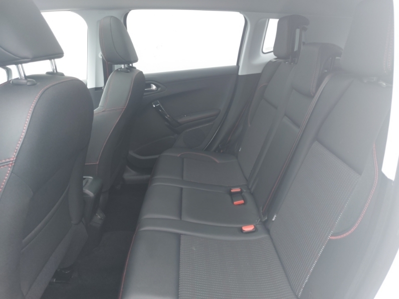 Peugeot 2008 1.2 Puretech 110 Gt Line White #6