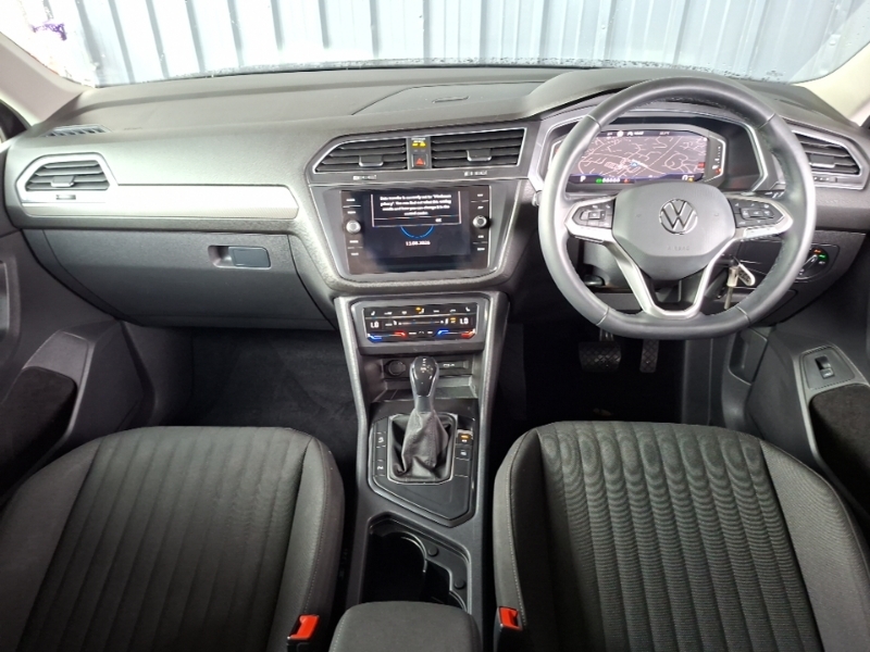 Volkswagen Tiguan Allspace 1.5 Tsi Life Dsg NV23FZZ Black #3