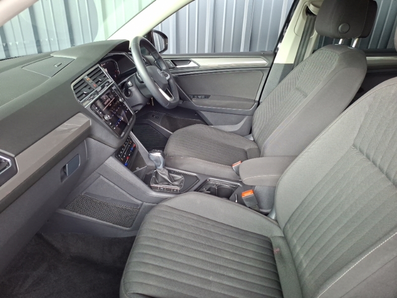 Volkswagen Tiguan Allspace 1.5 Tsi Life Dsg NV23FZZ Black #5