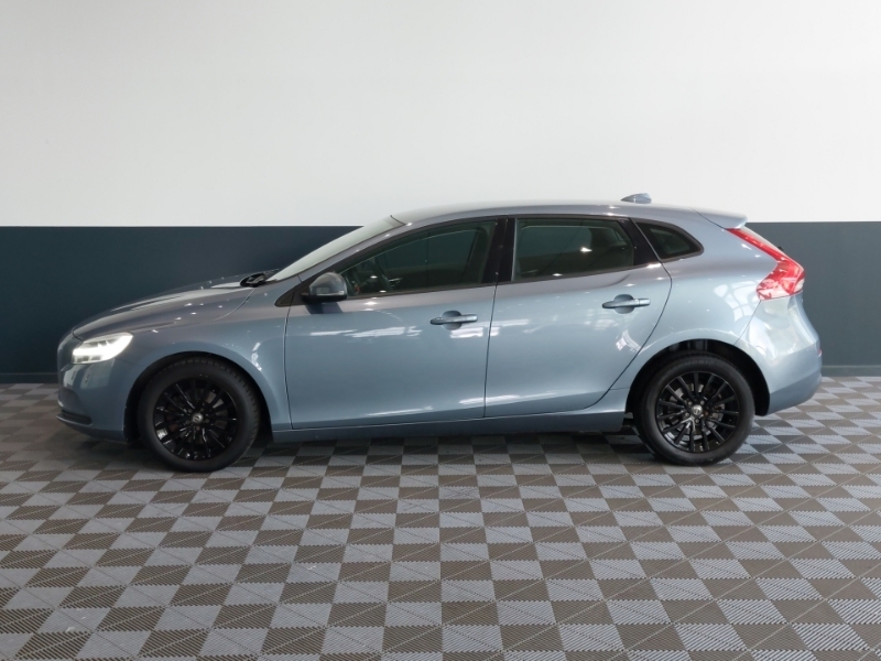 Volvo V40 T2 122 Momentum Nav Plus Blue #4