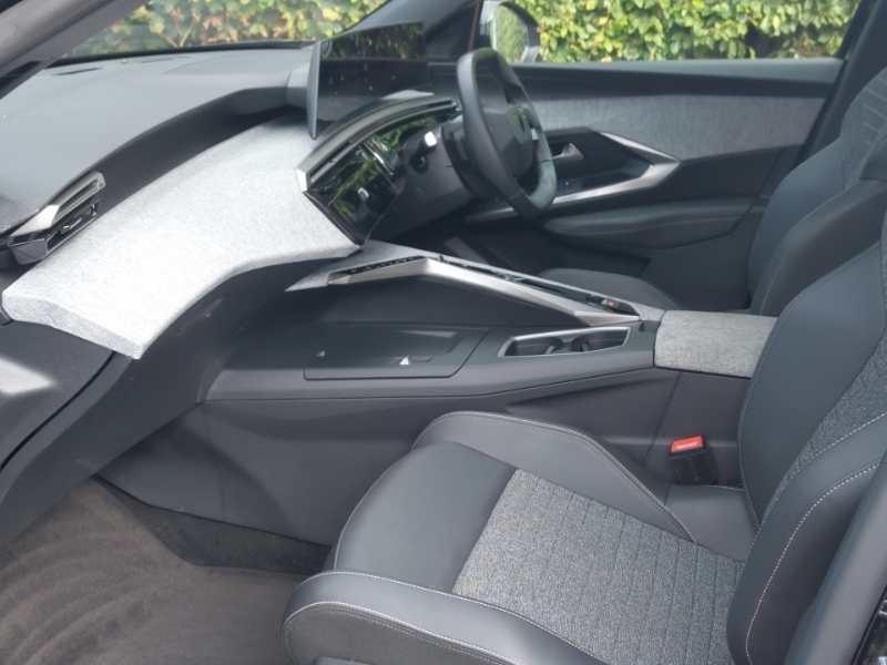 Peugeot 3008 157Kw Allure 73Kwh Black #5