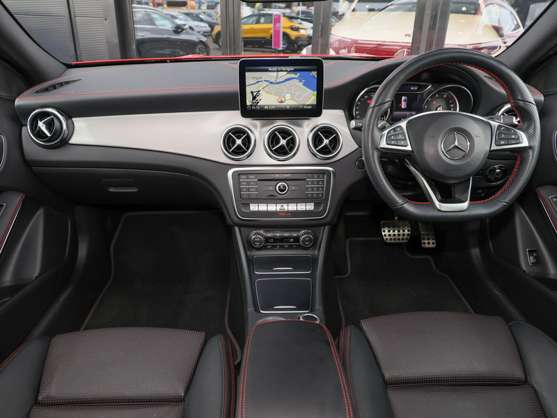 Mercedes-Benz GLA Class Gla 200 Amg Line Premium Plus Red #3