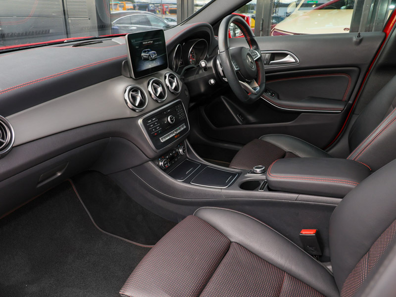 Mercedes-Benz GLA Class Gla 200 Amg Line Premium Plus Red #5