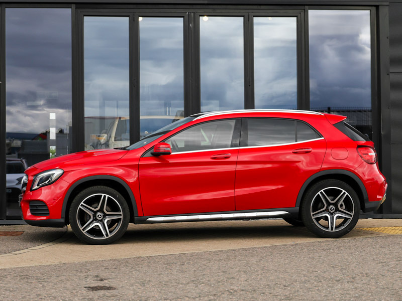 Mercedes-Benz GLA Class Gla 200 Amg Line Premium Plus Red #4