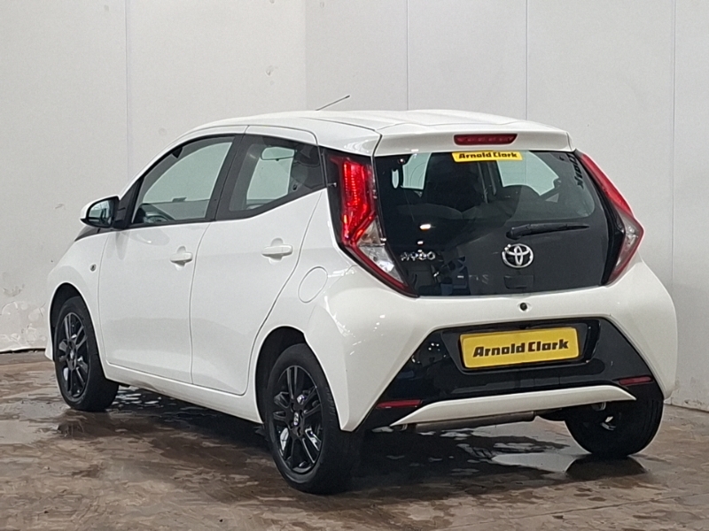 Toyota Aygo 1.0 Vvt-i X-play White #2
