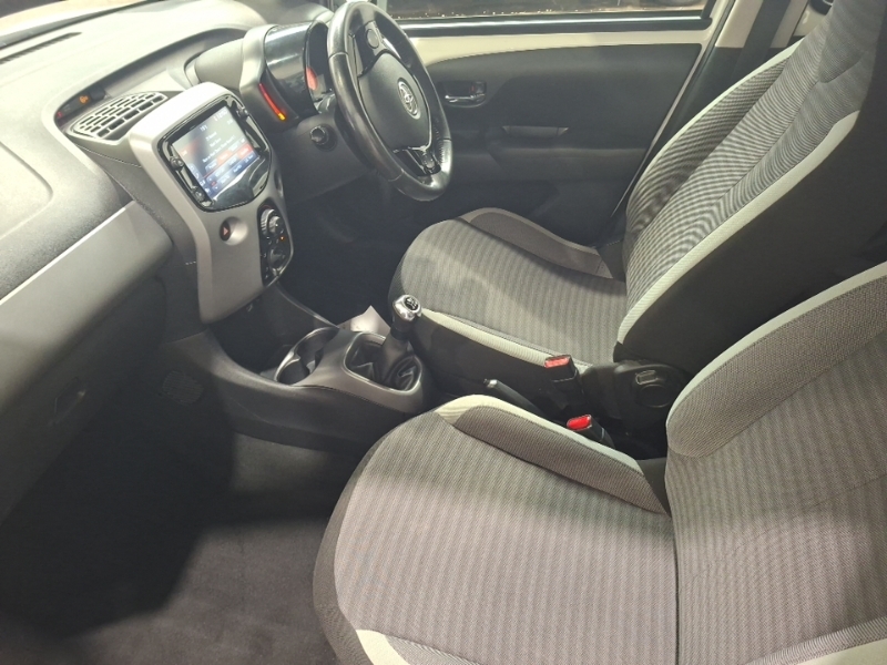 Toyota Aygo 1.0 Vvt-i X-play White #5