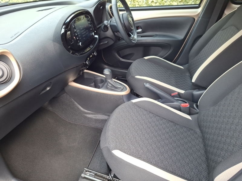 Toyota Aygo X 1.0 Vvt-i Edge Beige #5
