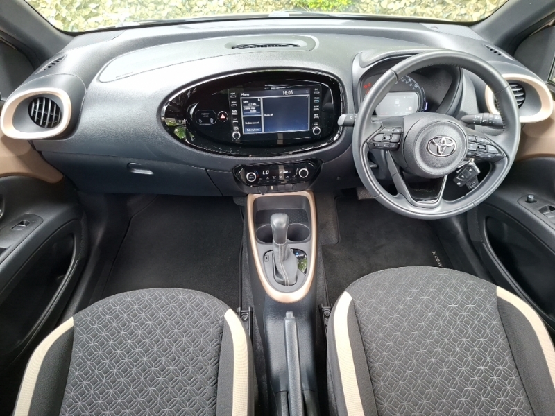 Toyota Aygo X 1.0 Vvt-i Edge Beige #3