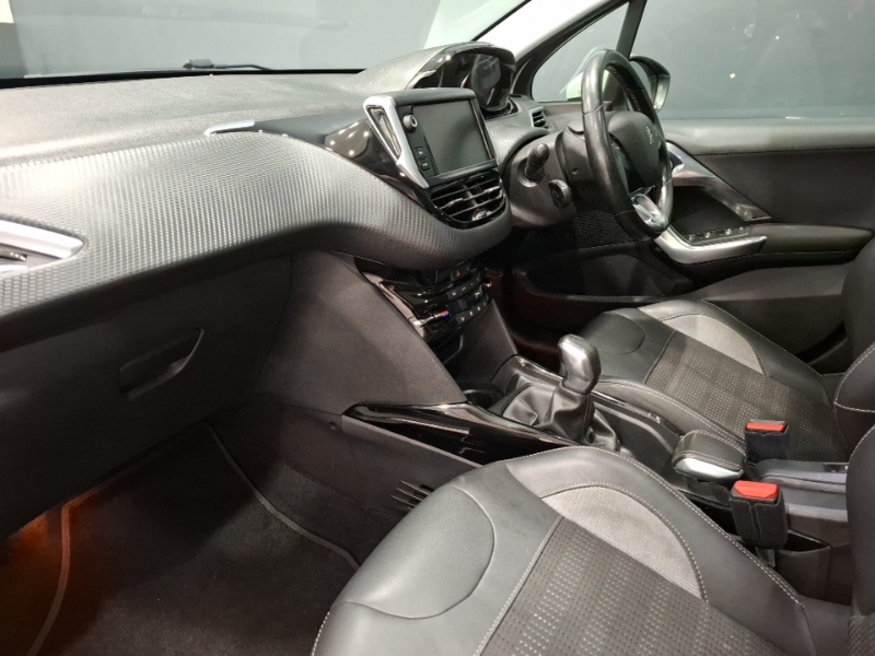 Peugeot 2008 1.2 Puretech Allure Premium White #5