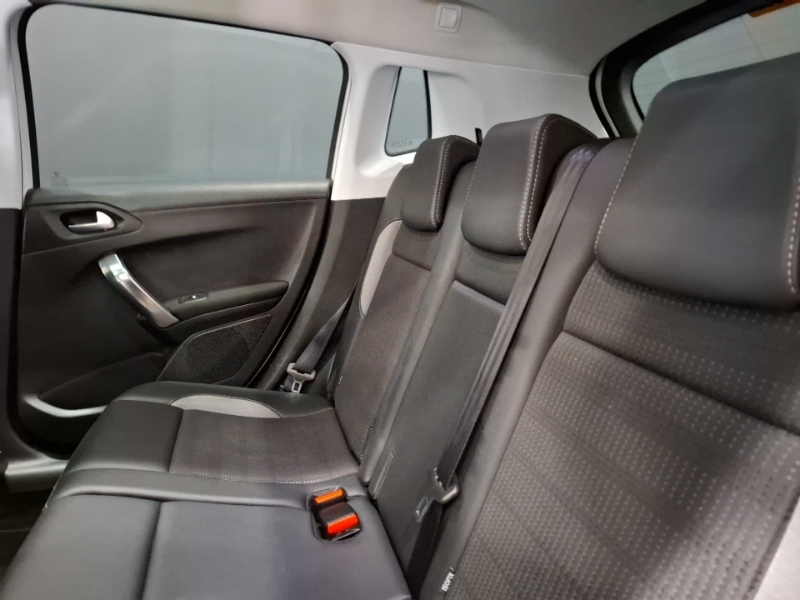Peugeot 2008 1.2 Puretech Allure Premium White #6