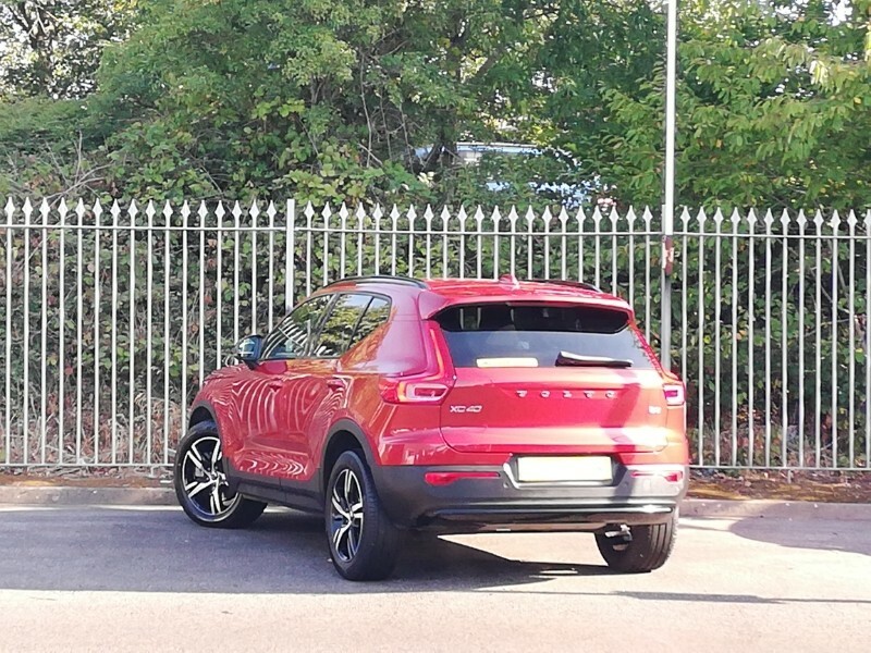 Volvo XC40 2.0 B3p Plus Dark Red #2